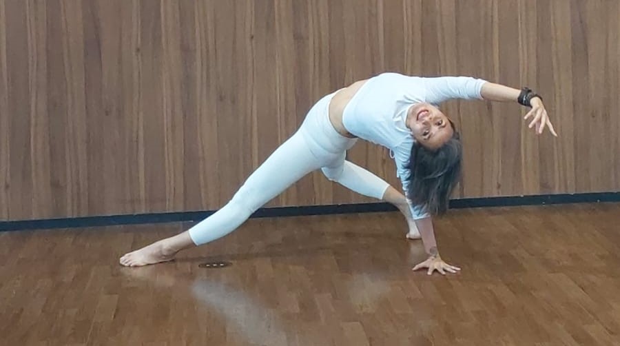 Gold's Gym Jakarta yoga class with Revka69Yoga